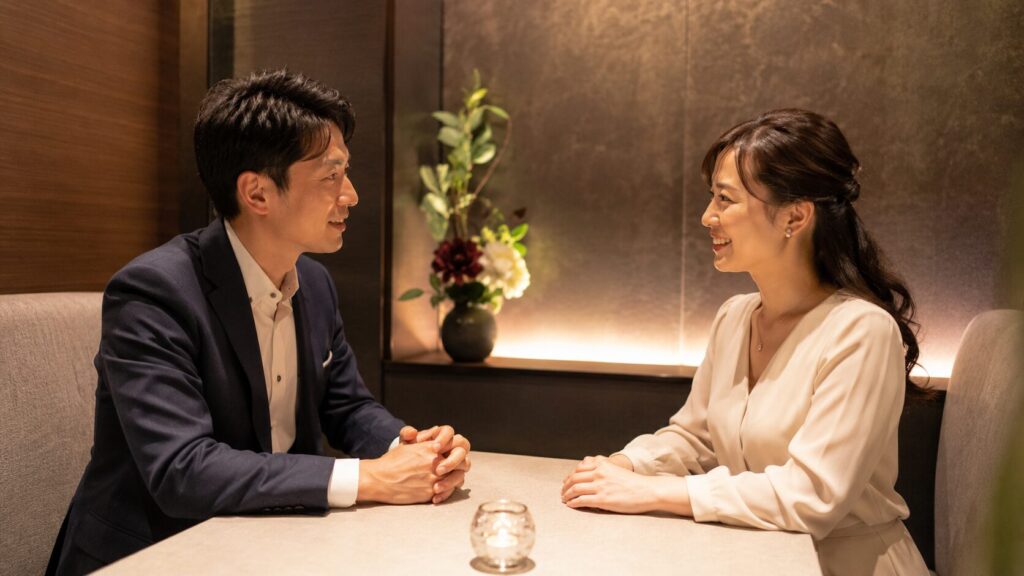 大阪の個室婚活パーティーで会話する日本人男女